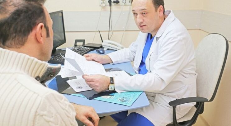 Mann konsultiert einen Urologen