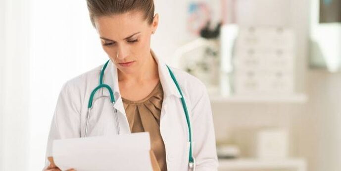 Der Arzt untersucht Tests zur Diagnose des Papillomavirus.